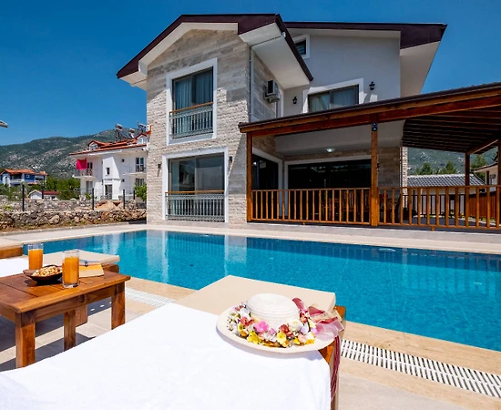 Fethiye Ölüdeniz'de Geniş Bahçeli, Özel Havuzlu, Modern Villa - 1