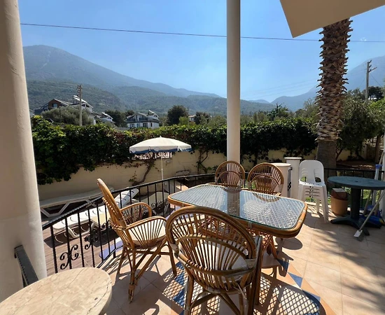 Fethiye Ölüdeniz'de Merkezi Konumda, Ortak Havuzlu, Geniş Villa - 1