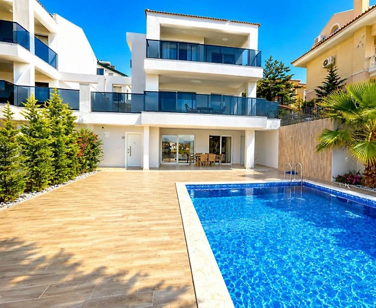 Fethiye Ölüdeniz’de Göz Alıcı Manzaralı, Özel Havuzlu, Beyaz Villa - 1