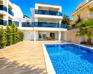 Fethiye Ölüdeniz’de Göz Alıcı Manzaralı, Özel Havuzlu, Beyaz Villa - 1