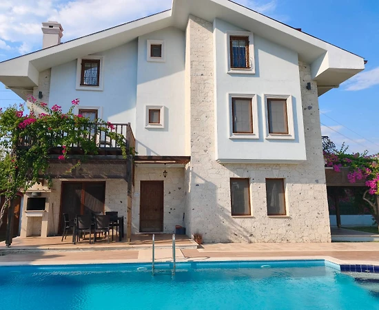 Ortaca Dalyan'da Sakin Konumda, Özel Havuzlu, Modern Villa - 1