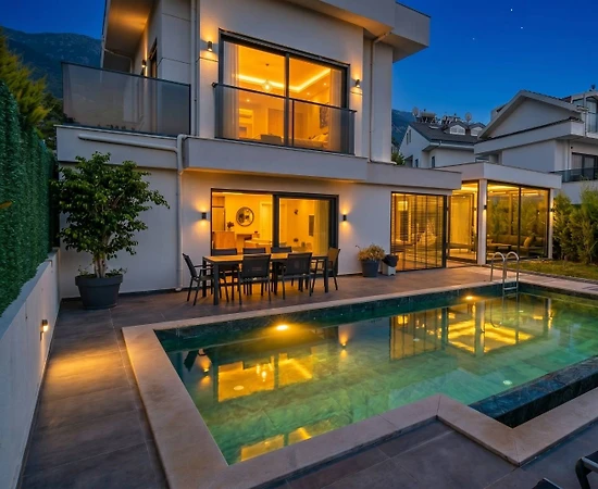 Fethiye Ölüdeniz'de Merkezi Konumda, Özel Havuzlu, Lüks Villa - 1