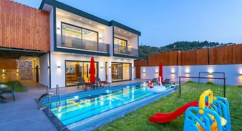Kaş Akbel'de Geniş Bahçe İçerisinde, Özel Havuzlu, Olanaklı Villa