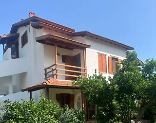 İzmir Menderes'te Denize Yakın Konumda, Ortak Havuzlu, Bahçeli Villa - 1