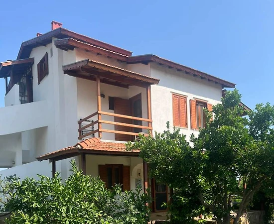 İzmir Menderes'te Denize Yakın Konumda, Ortak Havuzlu, Bahçeli Villa - 1