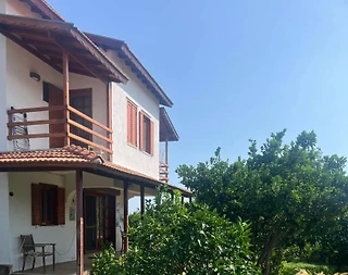 İzmir Menderes'te Denize Yakın Konumda, Ortak Havuzlu, Bahçeli Villa - 2