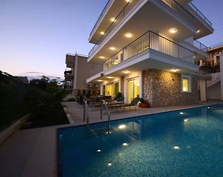 Kaş Kalkan'da Merkeze Yakın Konumda, Özel Havuzlu, Geniş Villa - 1