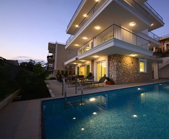 Kaş Kalkan'da Merkeze Yakın Konumda, Özel Havuzlu, Geniş Villa - 1