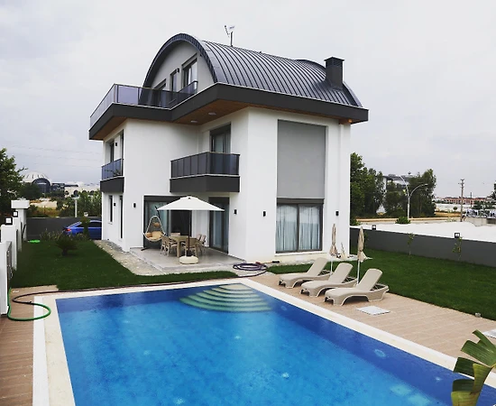 Serik Kadriye'de Merkezi Konumda, Özel Havuzlu, Jakuzili Villa - 1