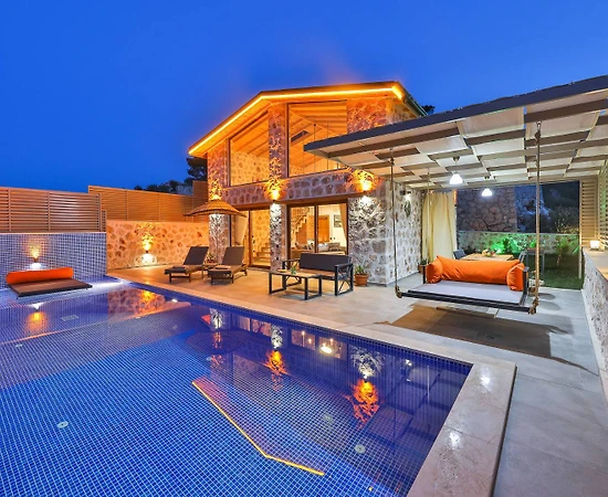 Kaş Yeşilköy'de Muhteşem Doğa Manzaralı, Özel Havuzlu, Lüks Villa - 1