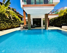 Kuşadası Değirmendere'de Geniş Bahçeli, Özel Havuzlu, Modern Villa - 2