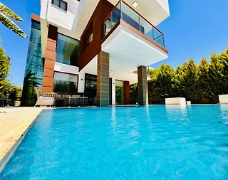 Kuşadası Değirmendere'de Geniş Bahçeli, Özel Havuzlu, Modern Villa - 1