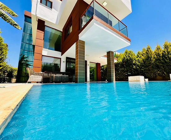 Kuşadası Değirmendere'de Geniş Bahçeli, Özel Havuzlu, Modern Villa - 1