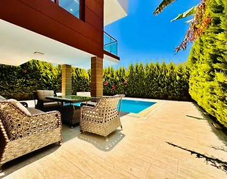 Kuşadası Değirmendere'de Geniş Bahçeli, Özel Havuzlu, Modern Villa - 3