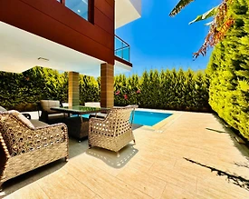 Kuşadası Değirmendere'de Geniş Bahçeli, Özel Havuzlu, Modern Villa - 3