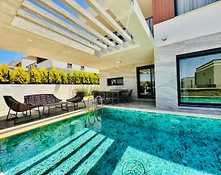 Kuşadası Karaova'da Geniş Bahçeli, Özel Havuzlu, Modern Lüks Villa - 1