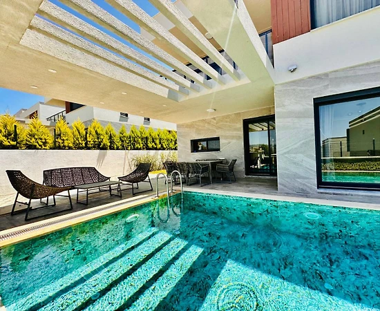 Kuşadası Karaova'da Geniş Bahçeli, Özel Havuzlu, Modern Lüks Villa - 1