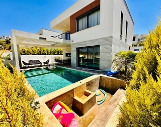 Kuşadası Karaova'da Geniş Bahçeli, Özel Havuzlu, Modern Lüks Villa - 3