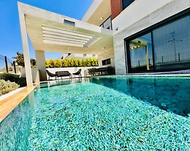 Kuşadası Karaova'da Geniş Bahçeli, Özel Havuzlu, Modern Lüks Villa - 2