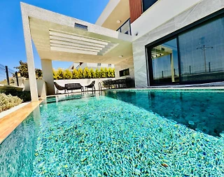 Kuşadası Karaova'da Geniş Bahçeli, Özel Havuzlu, Modern Lüks Villa - 2