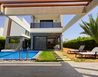 Aydın Kuşadası'nda Kalabalık Ailelere Uygun, Özel Havuzlu, Şık Villa - 1