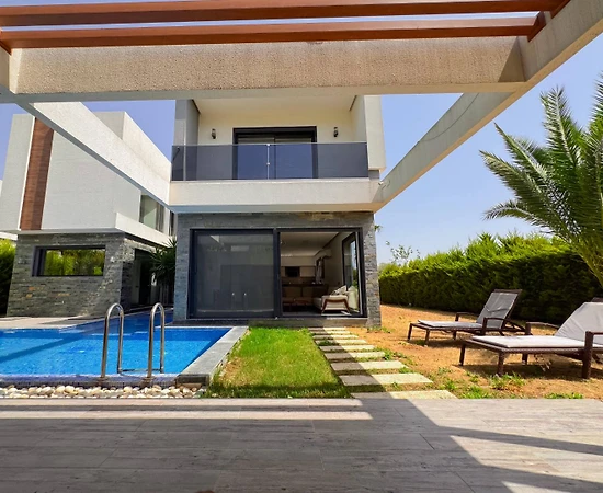 Aydın Kuşadası'nda Kalabalık Ailelere Uygun, Özel Havuzlu, Kiralık Villa - 1