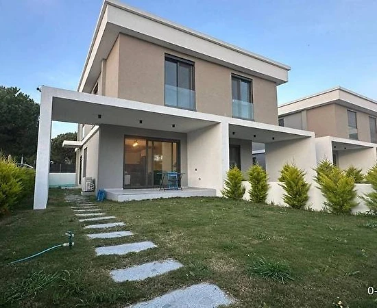 İzmir Çeşme'de Çocuk Oyun Alanlı, Geniş Ailelere Uygun, Lüks Villa - 1