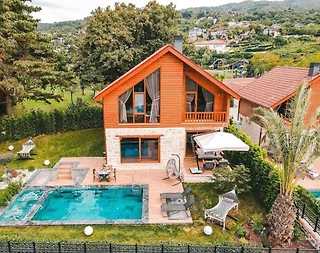 Sakarya Sapanca'da Doğa Manzaralı, Isıtmalı Havuzlu, Şık Villa - 1