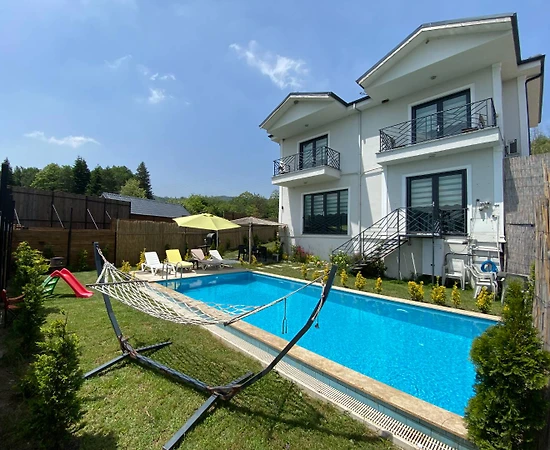 Sakarya Sapanca'da Geniş Bahçeli, Isıtmalı Havuzlu, Konforlu Villa - 1