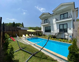 Sakarya Sapanca'da Geniş Bahçeli, Isıtmalı Havuzlu, Konforlu Villa - 1