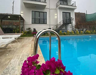 Sakarya Sapanca'da Geniş Bahçeli, Isıtmalı Havuzlu, Konforlu Villa - 2