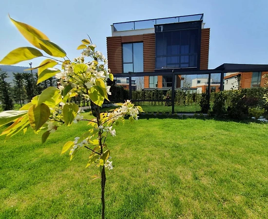 Sakarya Sapanca'da Tesis İçerisinde, Kapalı Havuzlu, Konforlu Villa - 1