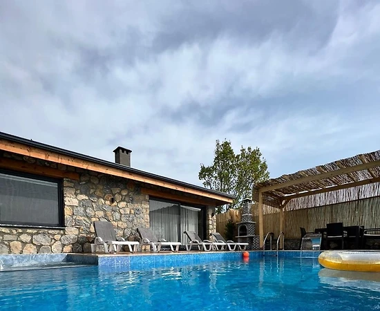 Seydikemer Yakaköy'de Sakin Konumda, Özel Havuzlu, İkiz Villa - 1