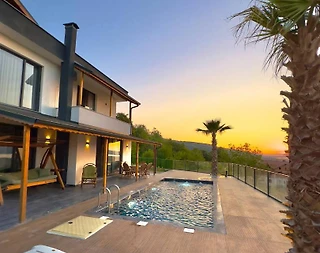 Sapanca Nailiye'de Doğa İle İç İçe, Isıtmalı Havuzlu, Lüks Villa - 1