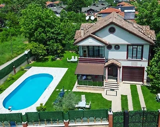 Sapanca Çayiçi'nde Merkezi Konumda, Isıtmalı Havuzlu, Lüks Villa - 1