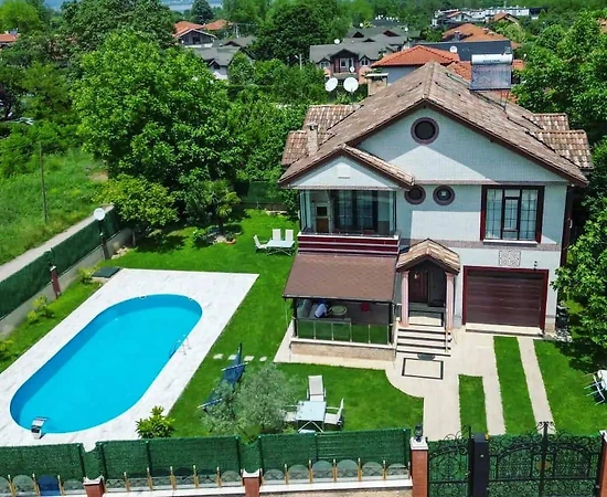 Sapanca Çayiçi'nde Merkezi Konumda, Isıtmalı Havuzlu, Lüks Villa - 1