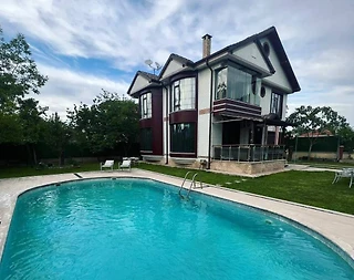 Sapanca Çayiçi'nde Merkezi Konumda, Isıtmalı Havuzlu, Lüks Villa - 2