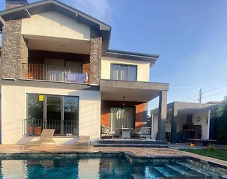 Sapanca Çayiçi'nde Modern Tasarımlı, Isıtmalı Özel Havuzlu, 4+1 Villa - 1