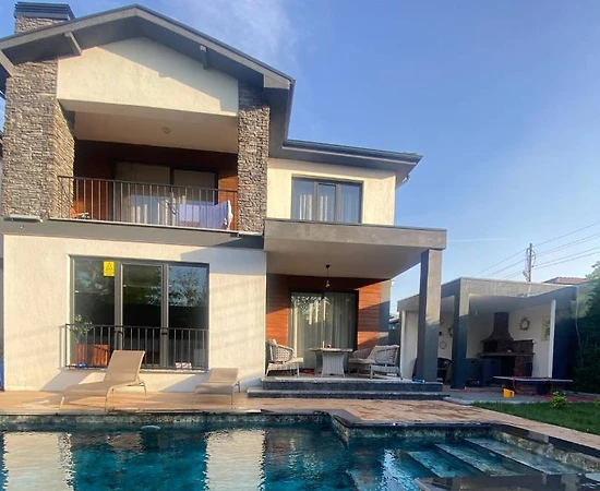 Sapanca Çayiçi'nde Modern Tasarımlı, Isıtmalı Özel Havuzlu, 4+1 Villa - 1