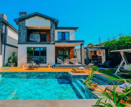 Sapanca Çayiçi'nde Modern Tasarımlı, Isıtmalı Özel Havuzlu, 4+1 Villa - 1
