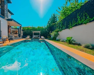 Sapanca Çayiçi'nde Modern Tasarımlı, Isıtmalı Özel Havuzlu, 4+1 Villa - 2