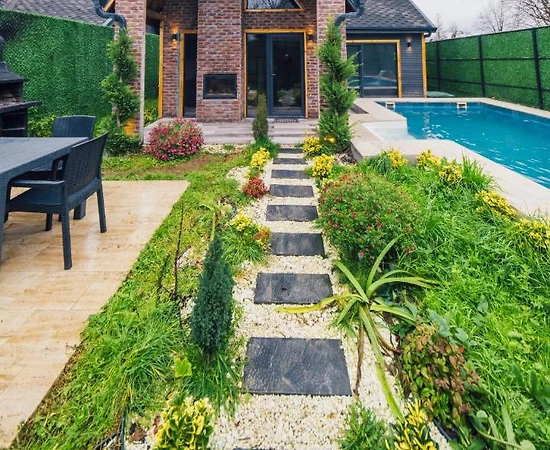 Sapanca Çayiçi'nde Muhteşem Doğada, Isıtmalı Havuzlu, Kiralık Bungalov - 1