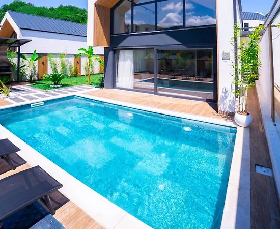 Sapanca Fevziye'de Muhteşem Doğa Manzaralı, Isıtmalı Havuzlu, Lüks Villa - 1