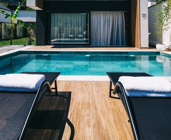 Sapanca Fevziye'de Sakin Konumda, Isıtmalı Havuzlu, Modern Villa - 1