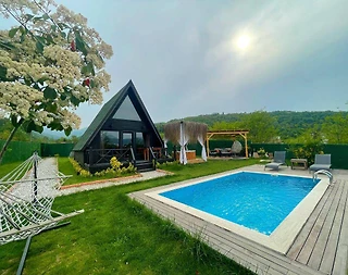 Sapanca Gazipaşa'da Geniş Bahçeli, Isıtmalı Havuzlu, Şık Bungalov - 1