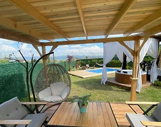 Sapanca Gazipaşa'da Geniş Bahçeli, Isıtmalı Havuzlu, Şık Bungalov - 3