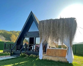 Sapanca Gazipaşa'da Geniş Bahçeli, Isıtmalı Havuzlu, Kiralık Bungalov - 2