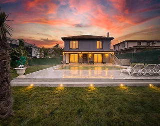 Sapanca Göl'de Geniş Bahçeli, Isıtmalı Havuzlu, Konforlu Villa - 1