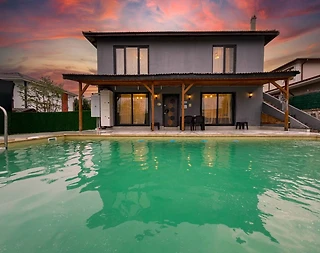 Sapanca Göl'de Geniş Bahçeli, Isıtmalı Havuzlu, Konforlu Villa - 2