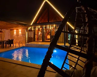 Sapanca Göl'de Merkezi Konumda, Isıtmalı Havuzlu, Kiralık Bungalov - 1